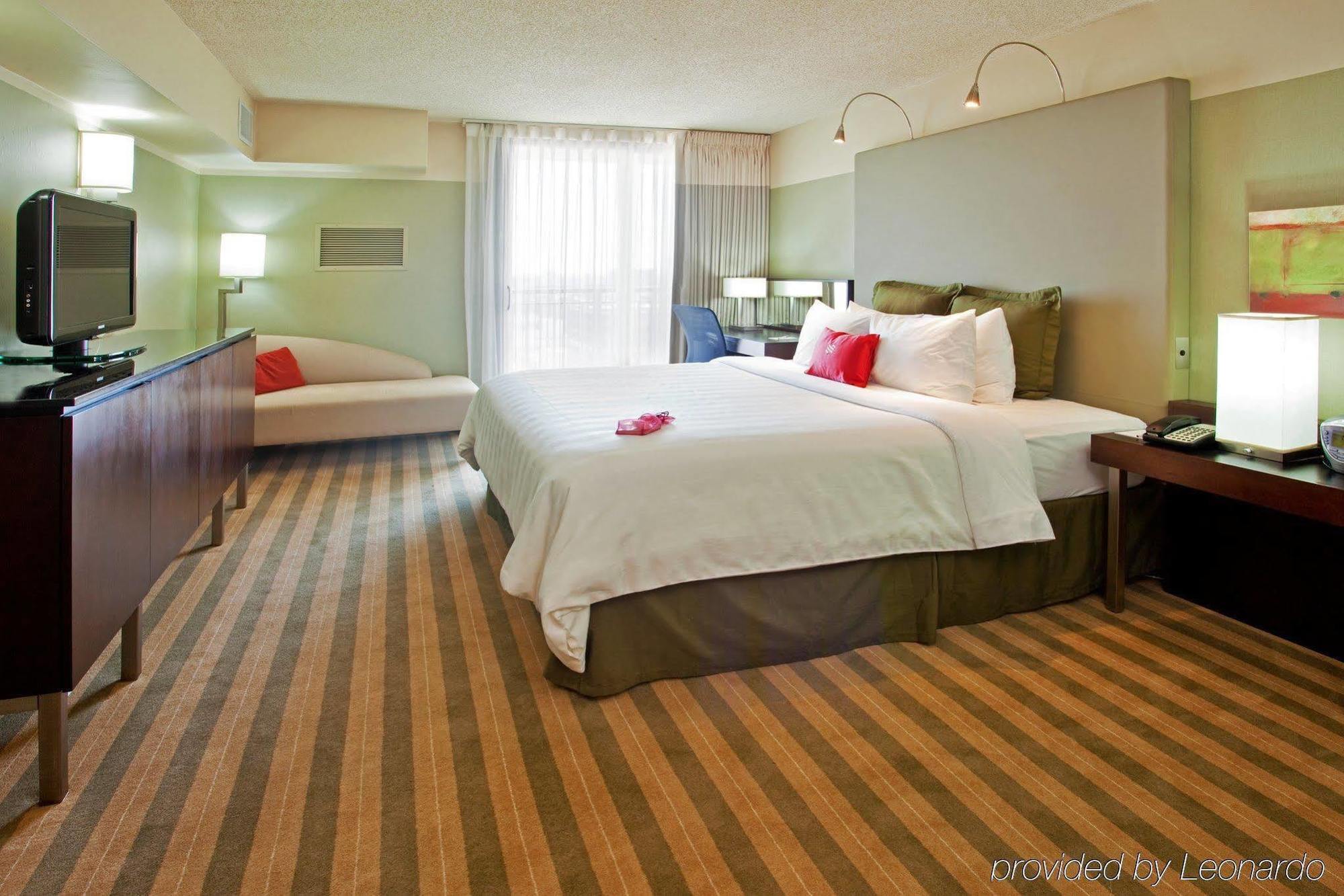 Отель Crowne Plaza - Chicago West Loop By Ihg Экстерьер фото